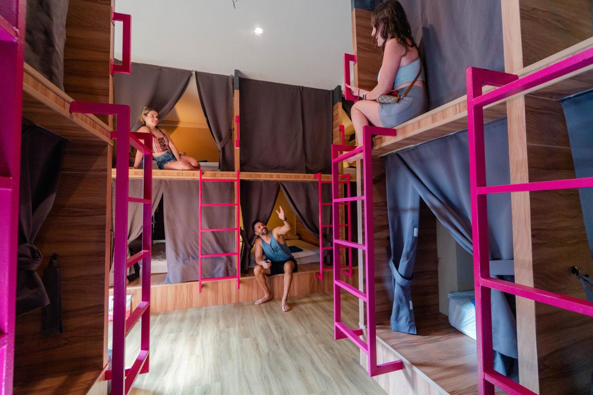 Slumber Surf Phuket Kataホステル エクステリア 写真